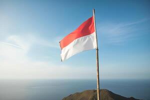 indonesien nationell flagga vinka i de blå himmel på de hav bakgrund. röd och vit flagga med moln. ai genererad foto