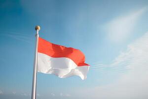 indonesien nationell flagga vinka i blå himmel. röd och vit flagga med moln. ai genererad foto