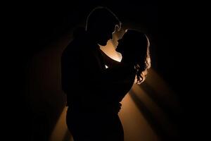 silhuett av en romantisk par dans och njuter i de mörk. ai genererad foto