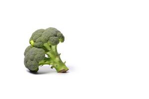 färsk broccoli isolerat på vit bakgrund med kopia Plats. ai genererad foto