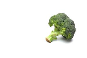 färsk broccoli isolerat på vit bakgrund med kopia Plats. ai genererad foto