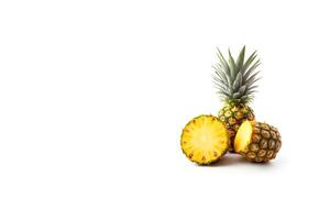 färsk mogen hela och skivad ananas isolerat på vit bakgrund med kopia Plats. ai genererad foto