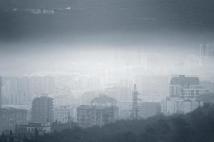 starkt förorenad stad i blå monokrom foto
