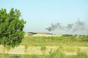 brand rökt i tegelstenar fabrik i pakistan morgon- klick färsk fotografi foto