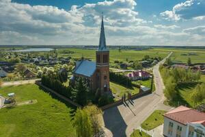 antenn se på neo gotik tempel eller katolik kyrka i landsbygden foto