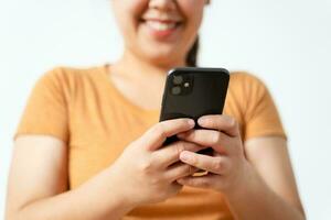 ung asiatisk kvinna som använder smarttelefonskrivning, chattkonversation. sociala nätverk, teknik koncept foto