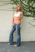 pristagare klocka modellering de jeans med en hiss på solnedgång boutique los angeles ca juni 6 2005 2005 kathy hutchins hutchins Foto