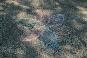 barns teckning på de trottoar. flerfärgad krita foto