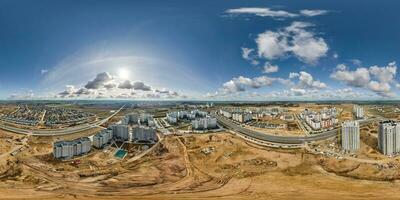 antenn hdri 360 panorama se över konstruktion av ny modern bostads- komplex med höghus byggnader i stad i likriktad sömlös sfärisk utsprång. foto