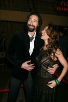 adrien brody eisa pataky anländer till de cadillac uppgifter premiär på de egyptisk teater i los angeles ca november 24 2008 2008 kathy hutchins hutchins Foto