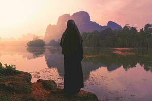 landskap natur se av nong thale sjö och islamic kvinna eller muslim i krabi thailand foto