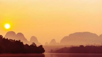 landskap natur se av nong thale sjö i krabi thailand foto