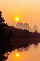 landskap natur se av nong thale sjö i krabi thailand foto