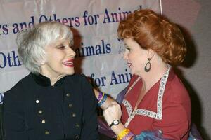 Carol channing och lucille boll imitatör från universell studior anländer på de aktörer och andra för djur steka av Carol channing på de universell hilton hotell i los angeles, ca på november 15, 2008 2008 kathy hutchins hutchins Foto