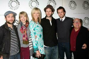 charlie dag, mary Elizabeth ellis, kaitlin Olson, glenn howerton, råna mcelhenney, danny devito anlända på de den s alltid solig i philadelphia på paleyfest09 händelse på april 10 ,2009 på de bågljus biografer, hollywood, kalifornien foto