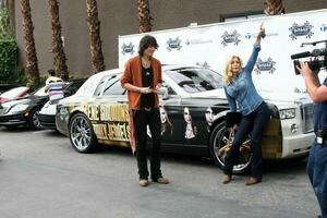 los angeles, okt 23 - nick simmons, shannon tweed på de samling för barn med cancer asätare jaga 2010 på roosevelt hotell på oktober 23, 2010 i los angeles, ca foto