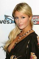 los angeles, okt 11 - paris hilton ankommer på de verklig hemmafruar av beverly hlls premiär fest på trousdale teater på oktober 11, 2010 i väst hollywood, ca foto