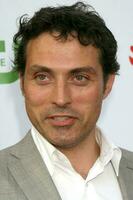 rufus sewell anländer på de cbs tca sommar 08 fest på boulevard 3 i los angeles ca på juli 18 2008 2008 kathy hutchins hutchins Foto