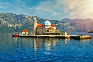 vår dam av klipporna kyrkaön i Perast Kotor Bay, Montenegro foto