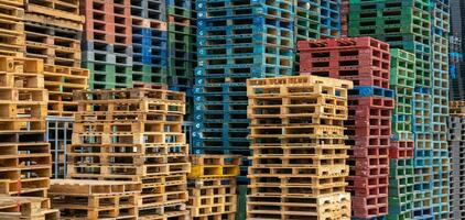 bunt av träpall. industriell träpall på fabrikslagret. last och frakt koncept. hållbarhet i försörjningskedjor. miljövänlig natur och hållbara fastigheter. förnybar träpall. foto