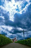 färgrik hus med en dramatisk blå himmel se landskap foto