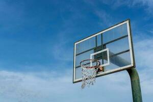 låg vinkel se av basketboll ringa på himmel bakgrund. utomhus- basketboll ring. foto