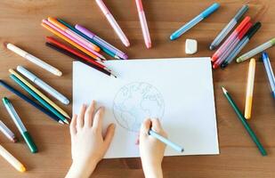 barn flicka teckning med färgrik pennor foto