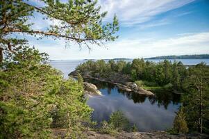 granit ö av sortavaly i sommar under en blå himmel. topp se av de sjö och de sten öar foto