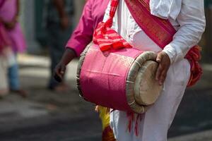 slagverkare spelar med en dholak under de karneval av stor boucan foto