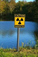 radioaktiv varning tecken foto