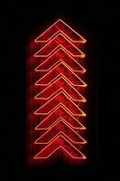 röd pilar pekande upp - neon ljus foto