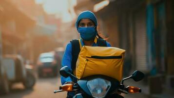 porträtt av indisk leverans flicka ridning på cykel i skyddande mask med gul kurir väska, uttrycka leverans service. generativ ai. foto