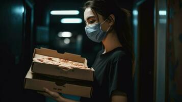 sida se av ung kvinna bär mask och innehav öppen låda av pizza på mörk bakgrund, generativ ai. foto