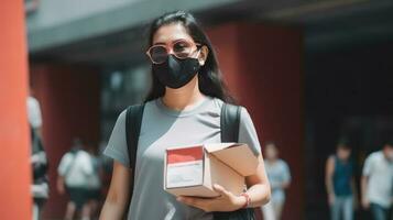 leverans flicka bär termisk ryggsäck i medicinsk mask och innehav kartong låda, arbete för kurir service. generativ ai. foto