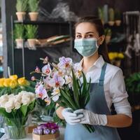 porträtt av attraktiv kvinna blomsterhandlare bär mask och innehav skön bukett i henne affär, generativ ai. foto