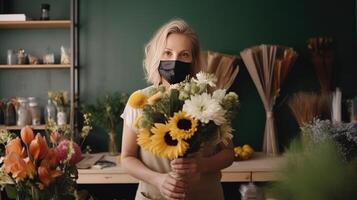 porträtt av mitten åldrig amerikan kvinna blomsterhandlare bär mask och innehav bukett i henne Lagra, generativ ai. foto