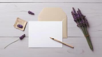 tom bröllop kort kuvert mockup, penna och lavendel- bukett på trä- textur tabell topp. generativ ai. foto