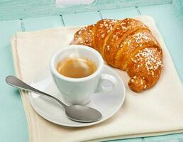 espresso kaffe med croissant foto