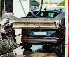 svart bil i automatisk bil tvätta foto