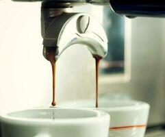 espresso maskin framställning en kopp av kaffe. foto