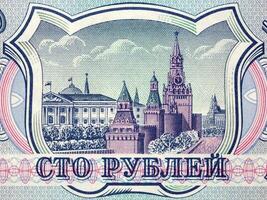 kreml och spasski torn från pengar foto