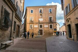 urbino, Italien-april 27, 2019-vandring genom de gammal gator av urbino under en solig dag foto