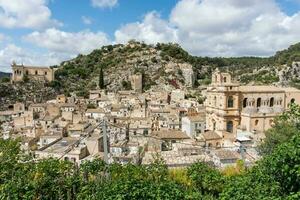 scicli, Italien-maj 8, 2022-vy av de kyrka av san vito under en solig dag foto