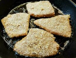 panerad wiener schnitzel med sida maträtter foto