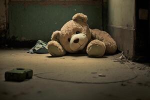 ledsen ensam teddy Björn liggande på de golv symbol av missbruk offer ai genererad foto