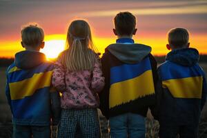 terminer av frihet barn med ukrainska flaggor gazing på solnedgång, en hoppfull symbol av en ljusare i morgon ai genererad foto