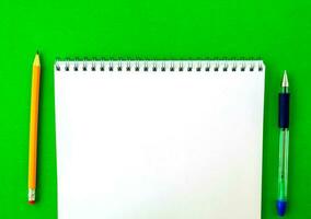 vit anteckningsblock med vår, penna och penna. foto