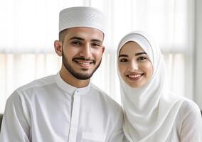 realistisk porträtt av Lycklig muslim par bär traditionell klädsel under eid firande, generativ ai. foto