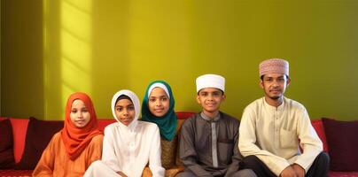 realistisk porträtt av Lycklig muslim familj bär traditionell klädsel under eid firande, generativ ai. foto
