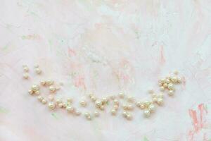 vit pärlor på rosa. kreativ abstrakt bakgrund foto